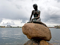 Jog alongside the iconic Little Mermaid statue